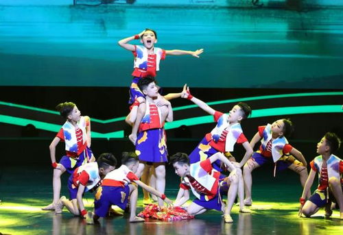 舞動(dòng)紅領(lǐng)巾 少兒舞蹈展演攜手馬戲團(tuán)，童心暢想美好未來(lái)